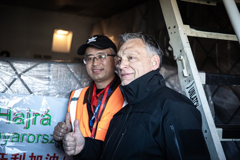 中国近70吨医疗物资运抵匈牙利首都 匈总理亲自迎接