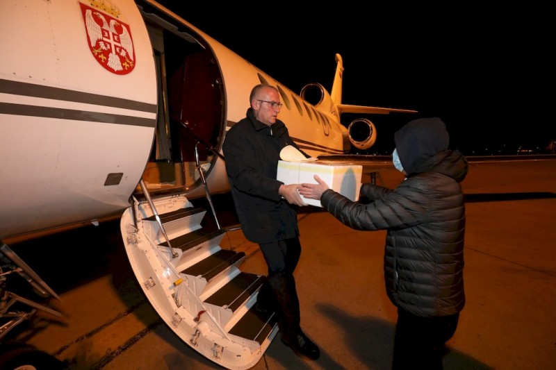 收到中国的援助物资后，塞尔维亚总统发了条推特