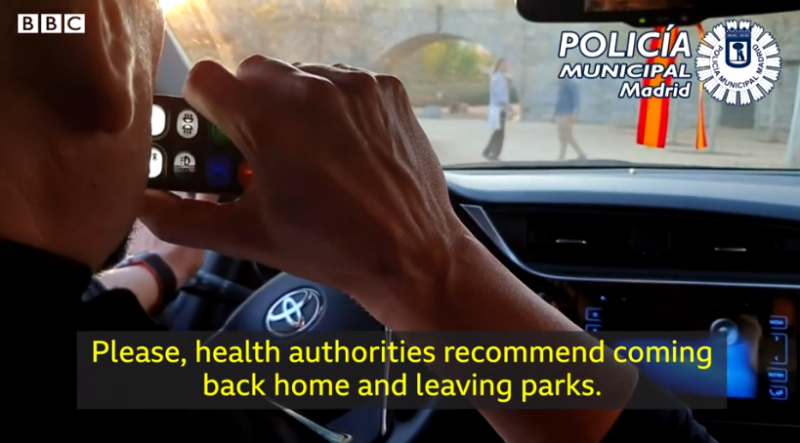西班牙警察用无人机巡逻：请离开公园，待在家里