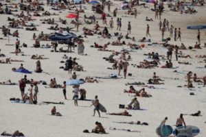 澳大利亚“封国”第1天:海滩人满了 卫生部长怒了缩略图