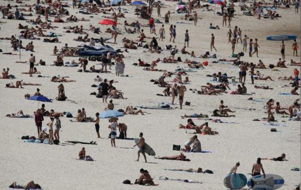 澳大利亚“封国”第1天:海滩人满了 卫生部长怒了