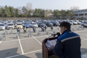 韩国一公司500人坐私家车里开大会 场面壮观缩略图