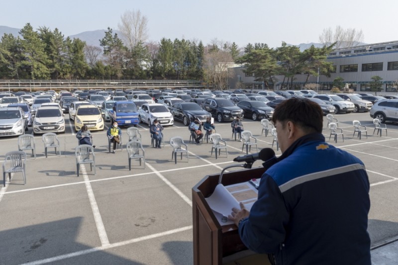 韩国一公司500人坐私家车里开大会 场面壮观