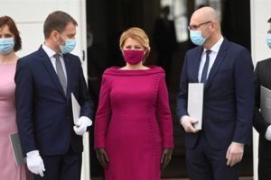 斯洛伐克新政府宣誓就职 所有内阁成员均佩戴口罩缩略图