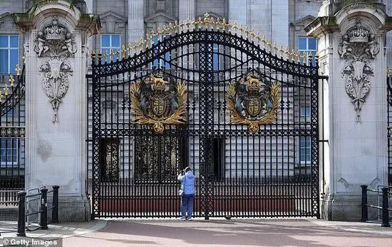 英媒：女王离开前 白金汉宫一名工作人员确诊感染