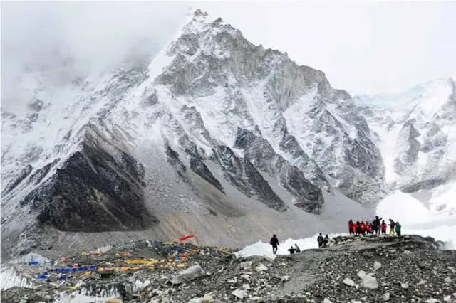 因为疫情，数百登山者被困喜马拉雅山