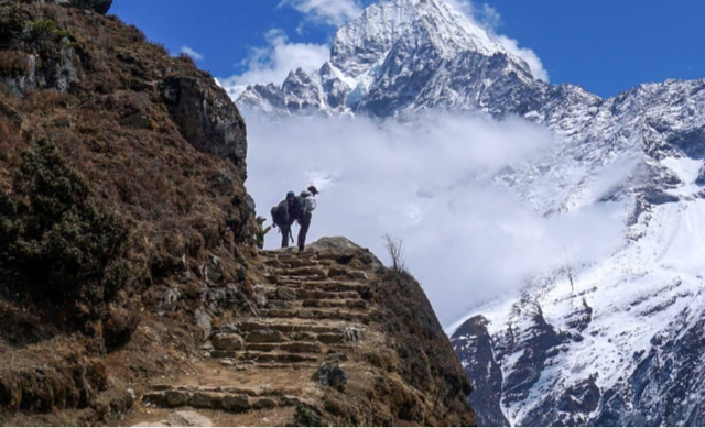 因为疫情，数百登山者被困喜马拉雅山