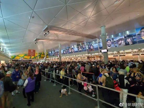 美国机场人满为患 海外疫情告急，回国机票猛涨…