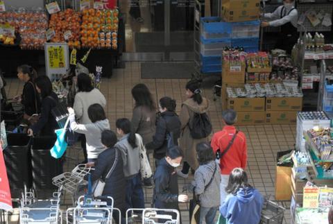 东京都建议居民周末避免外出 民众排长队抢购食品