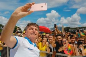 巴西总统不顾反对坚持游行缩略图