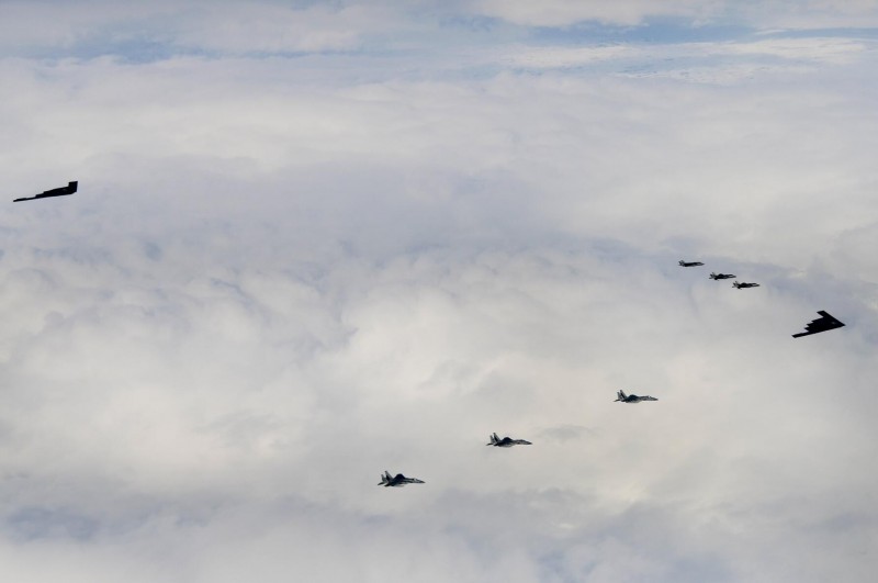北约大批战机现身冰岛 隐形战斗机和轰炸机齐聚