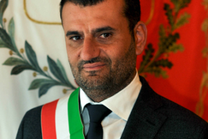 意大利市长号召全国城市降半旗为新冠肺炎逝者默哀缩略图