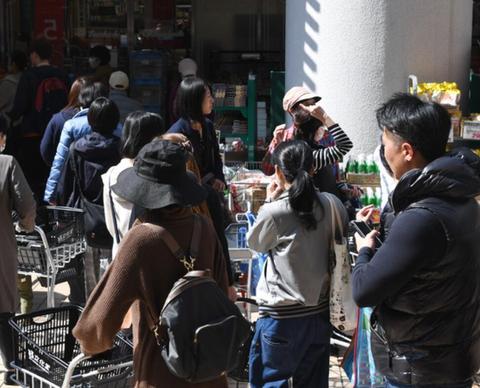 东京都建议居民周末避免外出 民众排长队抢购食品
