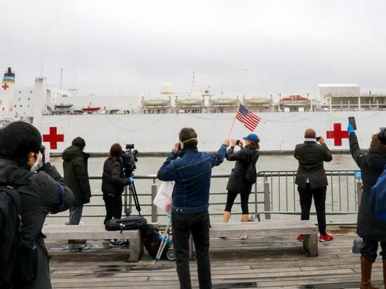 纽约居民组团参观海军医疗船靠港 被警察驱散