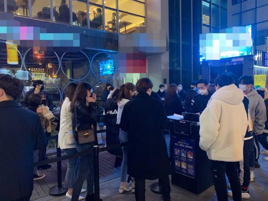 韩国夜店疫情期间爆满 年轻人不戴口罩室内狂欢