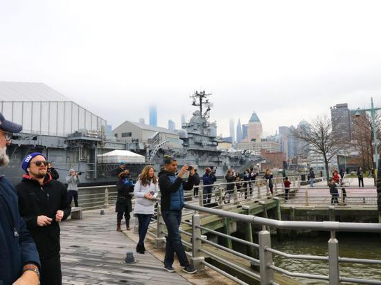 纽约居民组团参观海军医疗船靠港 被警察驱散