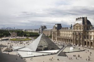 法国卢浮宫13日晚开始关闭缩略图
