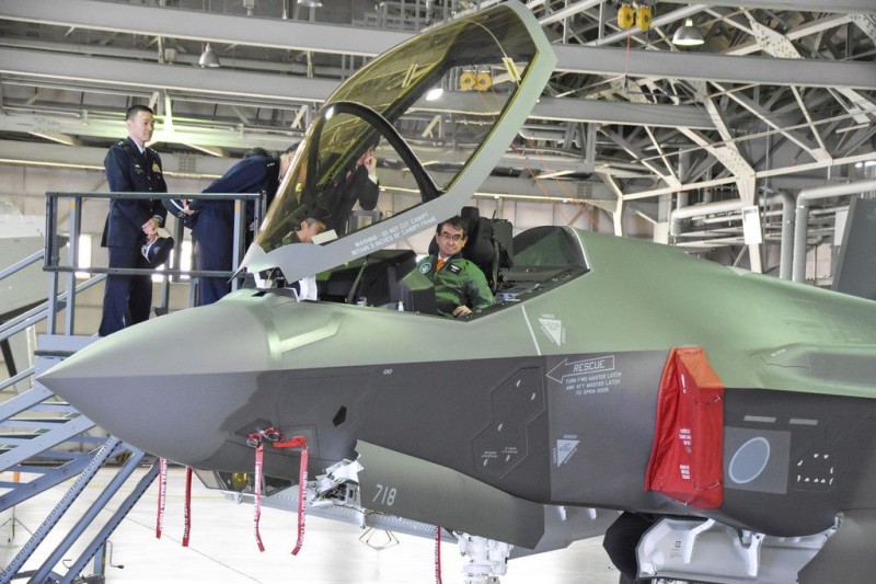 日本防卫相视察F-35战机 坐进座舱查看弹射装置
