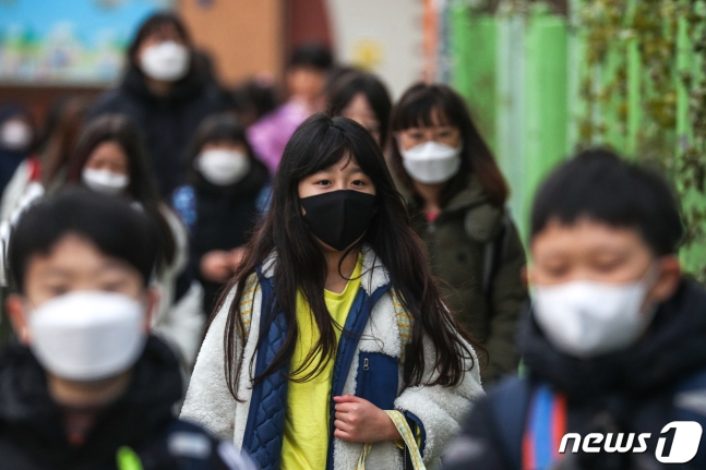 韩国学校推迟至4月6日开学 已有300多名学生确诊