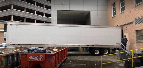 纽约停尸房告急，联邦政府调派85辆冷藏车