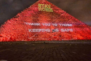 埃及“点红”金字塔 呼吁人们留在家中支持政府抗疫缩略图