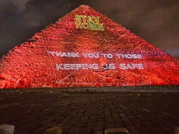 埃及“点红”金字塔 呼吁人们留在家中支持政府抗疫