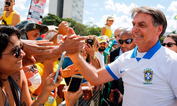 未出隔离期，巴西总统现身街头与民众自拍引争议