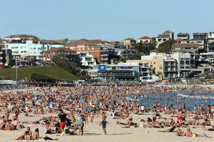 澳大利亚“封国”第1天:海滩人满了 卫生部长怒了
