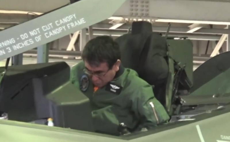 日本防卫相视察F-35战机 坐进座舱查看弹射装置