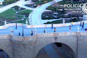 西班牙警察用无人机巡逻：请离开公园，待在家里缩略图