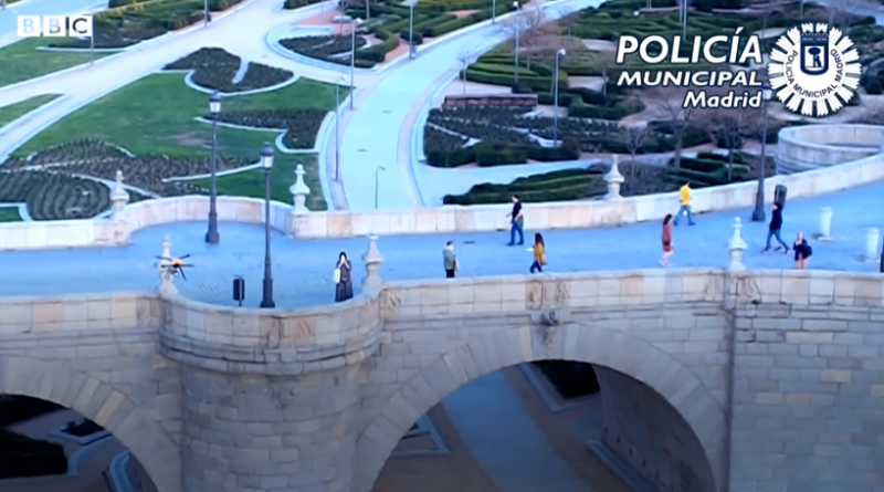 西班牙警察用无人机巡逻：请离开公园，待在家里