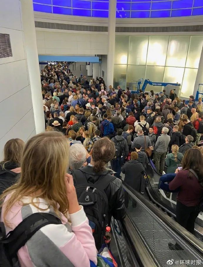 令人担忧的一幕：美国机场挤满欧洲返美乘客