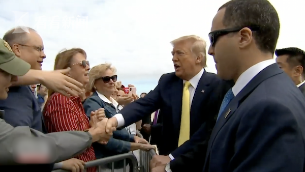 特朗普握手对象接触过患者！但他就是“不停手“