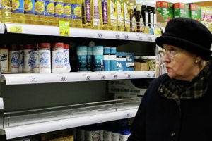 实拍疫情下俄罗斯超市：食用盐、荞麦成抢手货缩略图