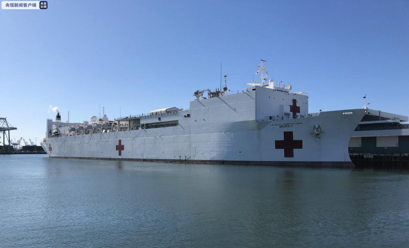 美国海军医疗船“仁慈号”停靠洛杉矶港口