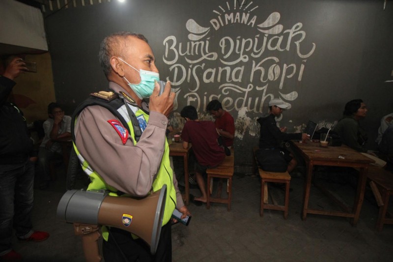 印尼特种部队和警察配合政府强制驱离聚会民众