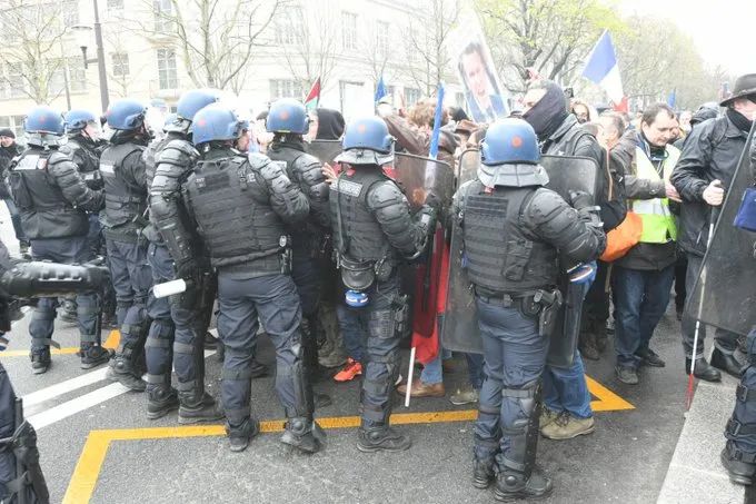 无视集会禁令 法国数百“黄背心”又上街了