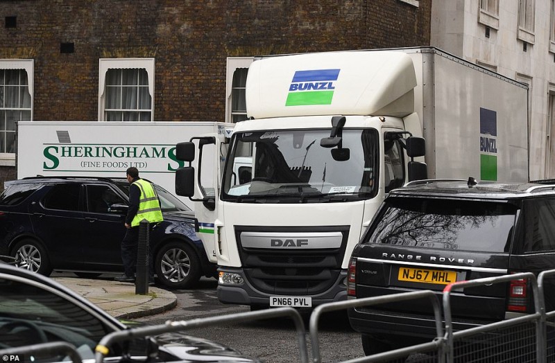 英国首相呼吁民众不必囤货 自己却囤了好几卡车