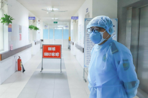 越南岘港3名新冠肺炎感染者病愈出院缩略图