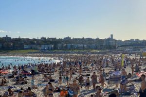 澳大利亚宣布非居民不得入境第二日:海滩游客爆满缩略图