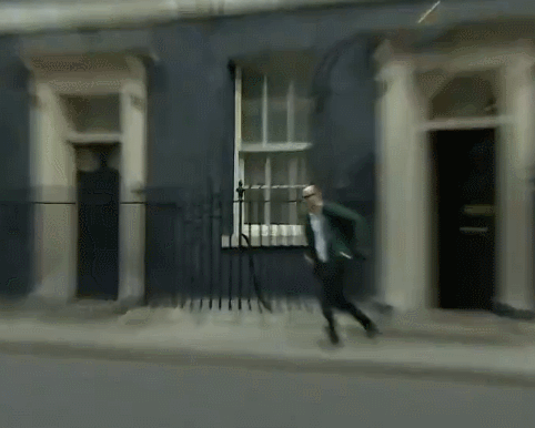英首相检测呈阳性，首相顾问“逃跑”画面被疯传