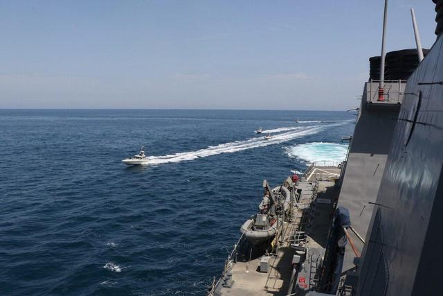 美军:伊朗船只对美军舰进行“危险机动” 最近仅10码