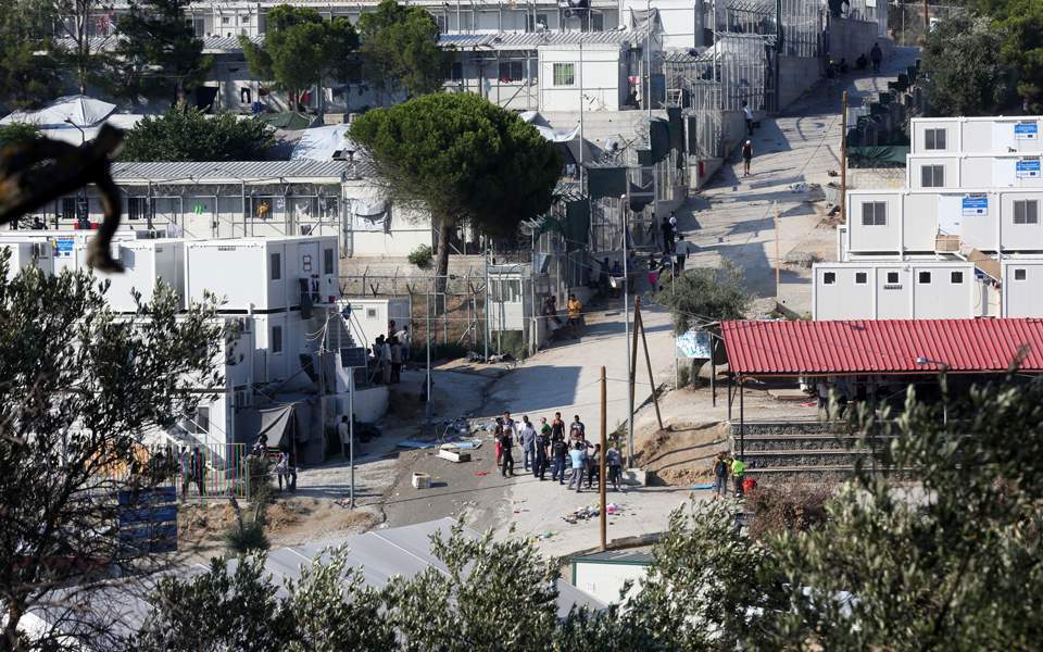 希腊海岛最大难民营 两难民遭枪击受伤入院