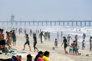 热浪袭来 美国部分地区民众无视专家警告蜂拥至海滩缩略图
