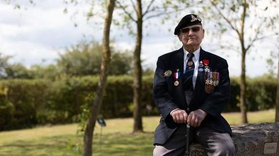英国97岁诺曼底登陆老兵因感染新冠肺炎去世