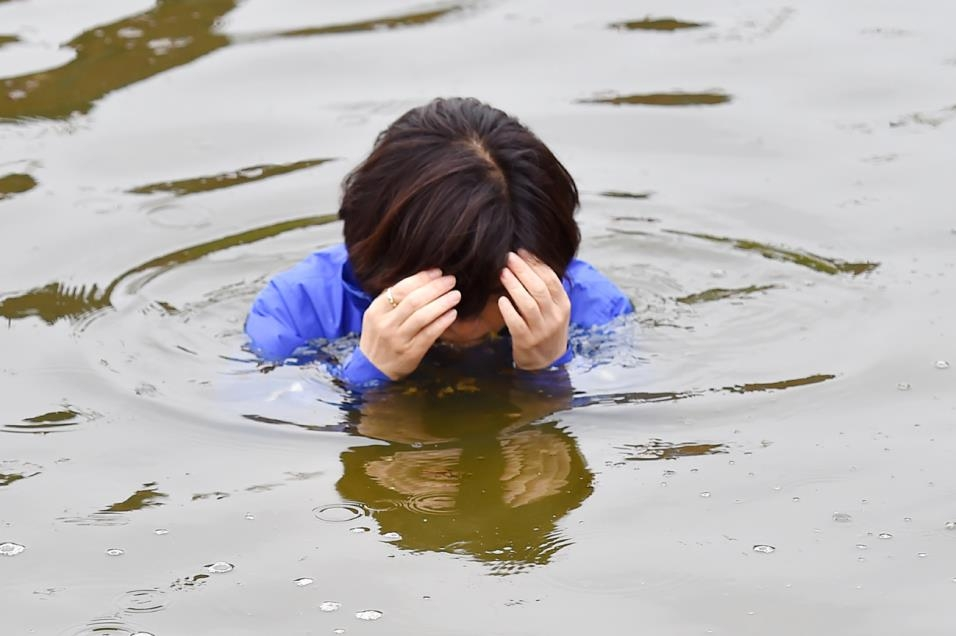 顺利当选后 韩国女市长当众跳进河里(图)