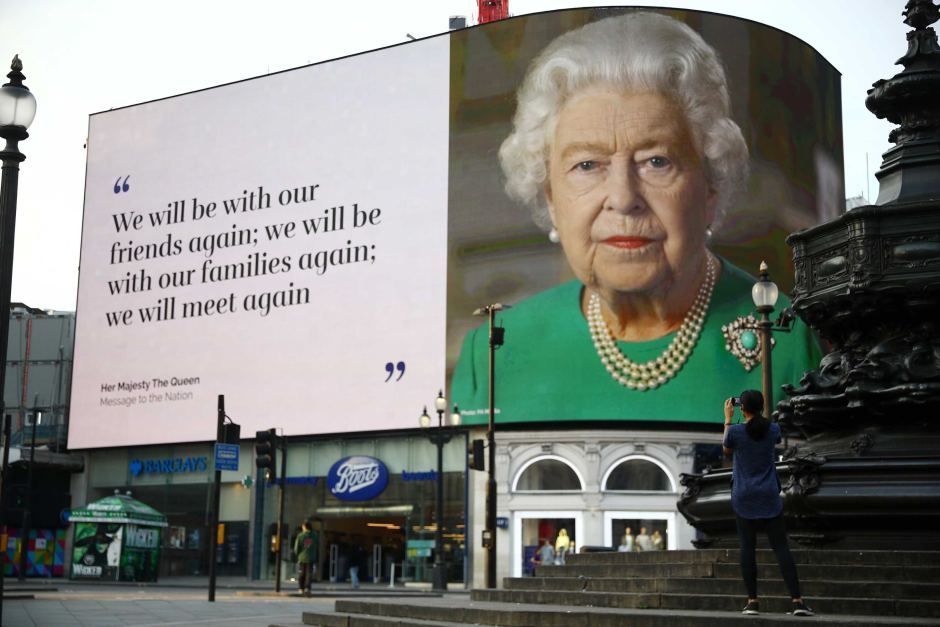 鼓舞抗疫 伦敦街头巨幅广告牌现女王头像和这些标语