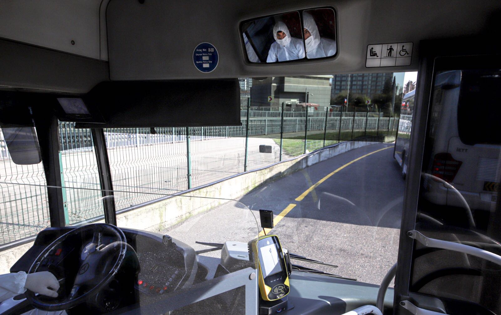 土耳其伊斯坦布尔抗疫新举措 公交司机穿上防护服