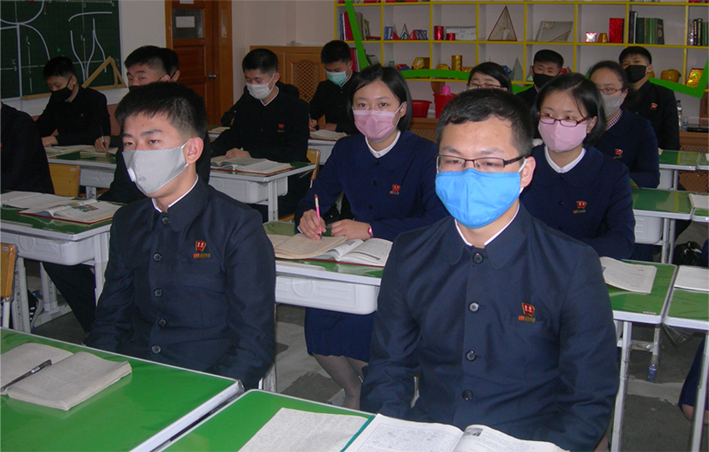朝鲜学生分批返校现场：门口测体温 戴口罩听课(图)