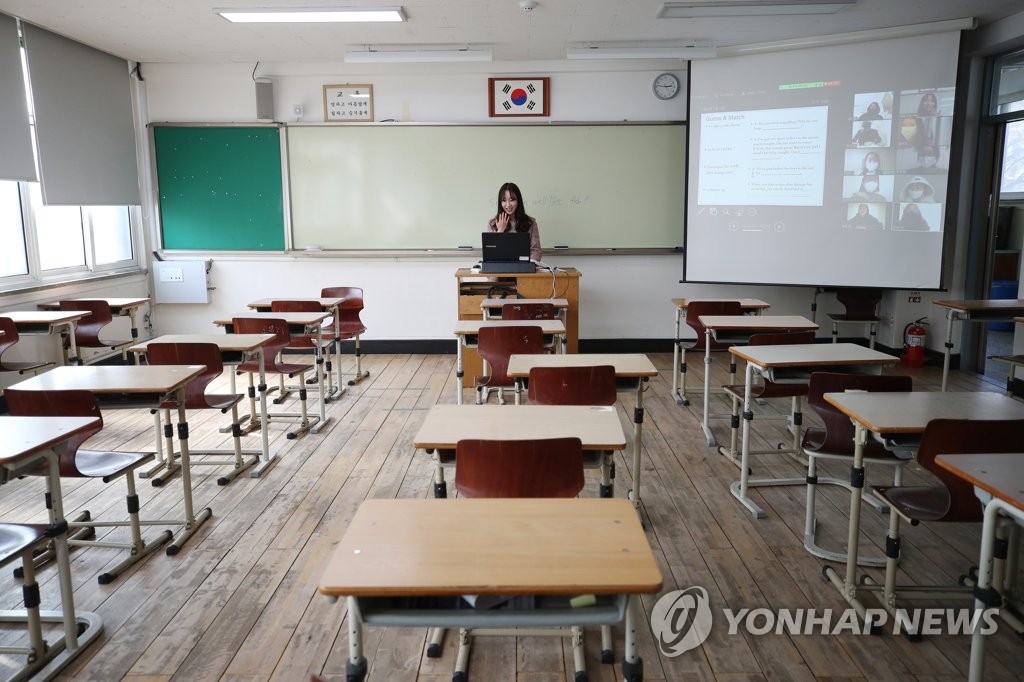 开学推迟38天后，韩国高三初三学生今起线上复课
